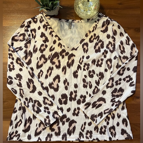 Two Piece  Leopard Lounge Set & oversized top and matching shorts.💗 - Picture 9 of 11